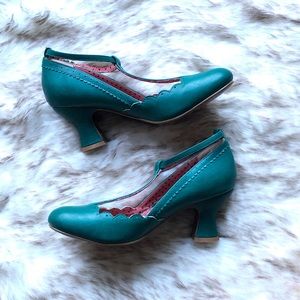 Rockabilly Bettie Page T-strap 2.5” heels size 8